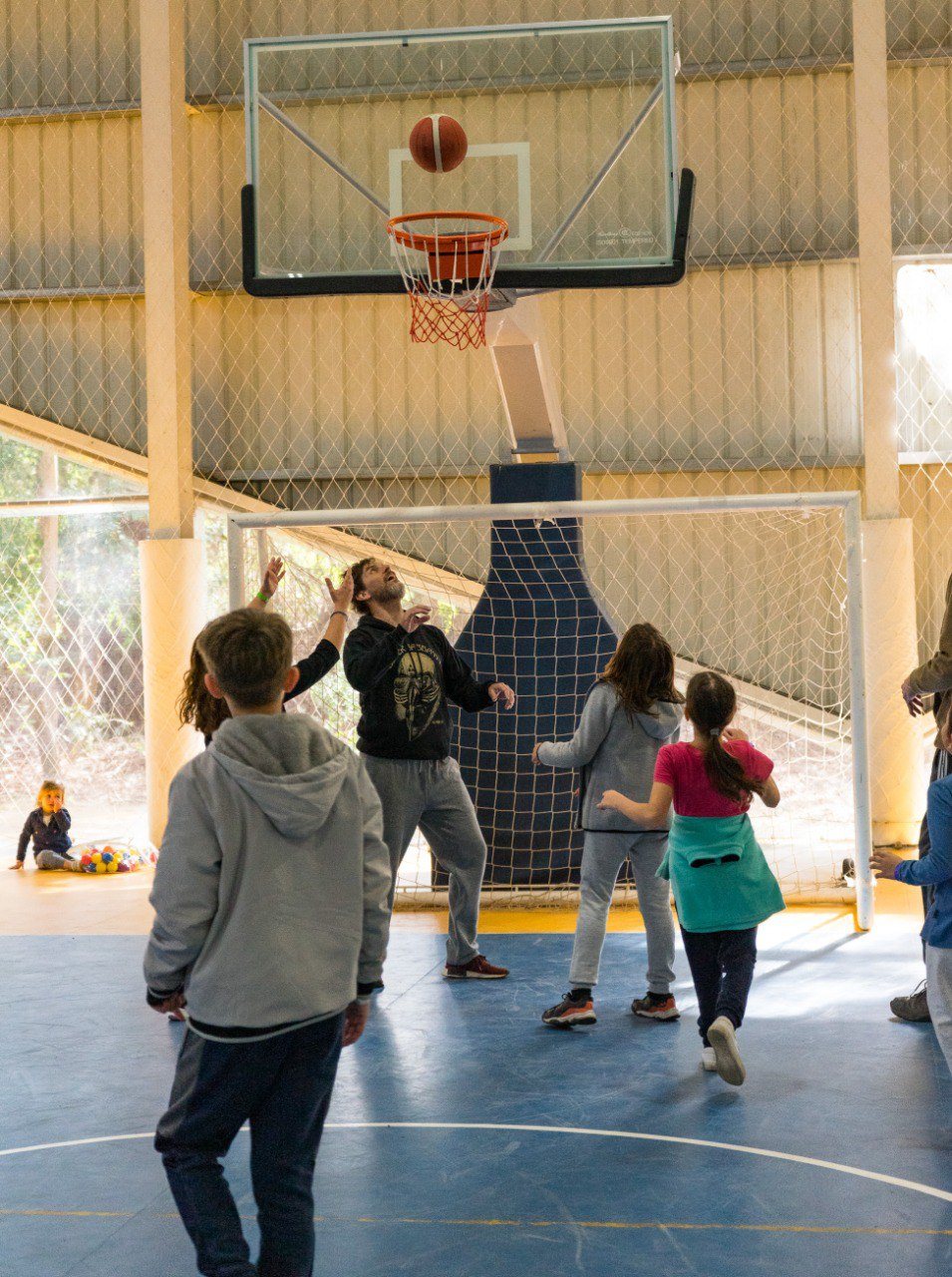 Básquet en el polideportivo de Solanas