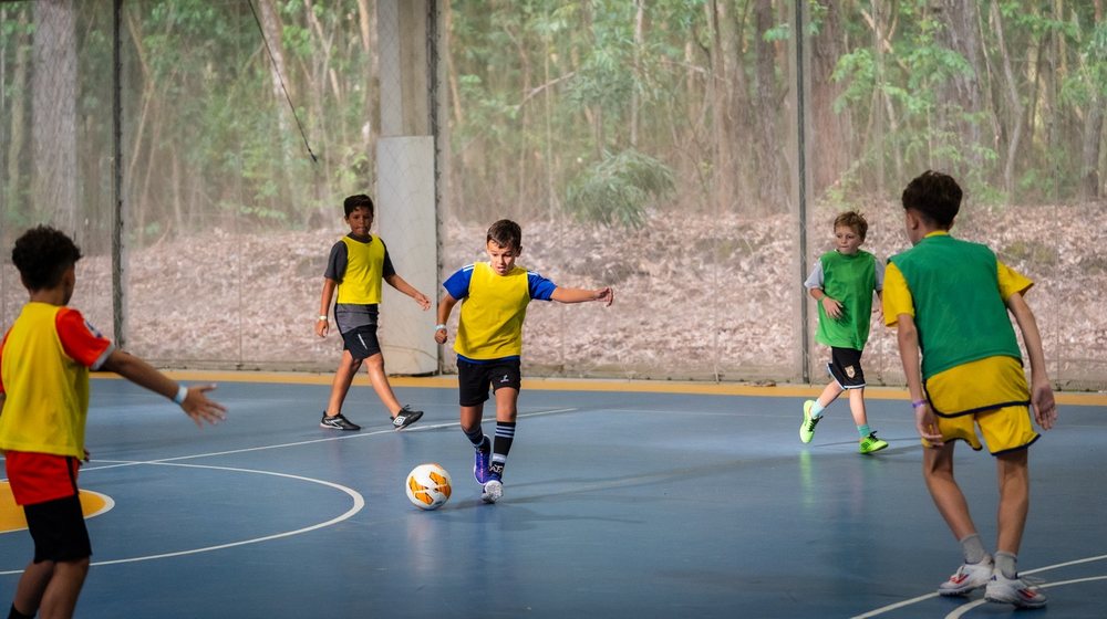 Fútbol en cancha cubierta en Solanas